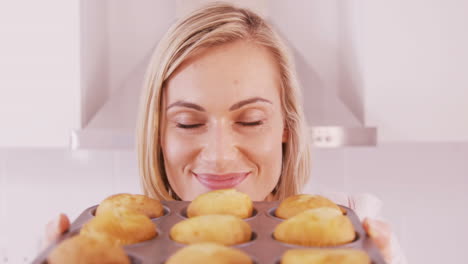Blonde-woman-is-satisfying-of-her-cakes