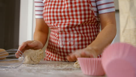 Mujer-Formando-Bolas-Con-Masa