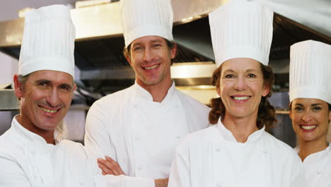 Chefs-Sonriendo-En-La-Cocina-Comercial