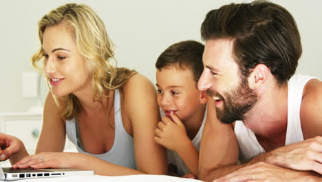 Glückliche-Familie-Lächelt-Und-Schaut-Auf-Einen-Laptop