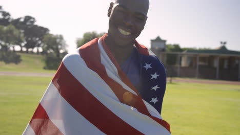 Sportler-Hält-Amerikanische-Flagge