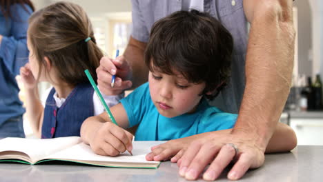 Un-Padre-Coloreando-Con-Su-Hijo-