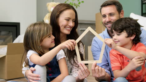 Una-Familia-Sonriente-De-Cuatro-Personas-Instalándose-En-Un-Nuevo-Lugar