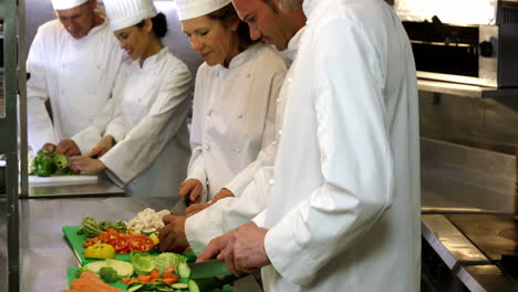 Chef-Cortando-Verduras-En-Tablero-Verde