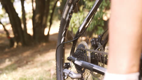 La-Pierna-Del-Hombre-Remando-En-Bicicleta.