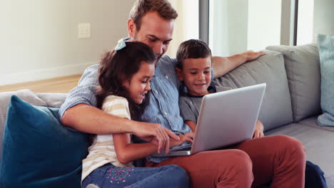 Padre-Feliz-Con-Dos-Hijos-Usando-Una-Computadora-Portátil