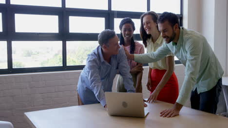 Casual-colleagues-clapping-their-hands