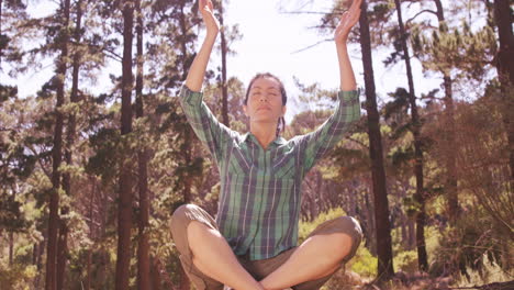 La-Mujer-Está-Haciendo-Yoga-En-El-Bosque