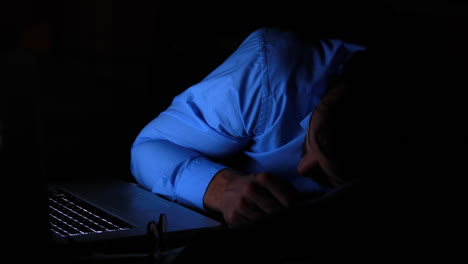 Hombre-De-Negocios-Durmiendo-En-Su-Computadora-Portátil-Por-La-Noche