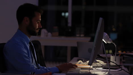 Businessman-using-computer-at-night