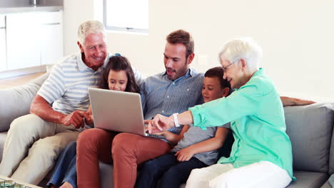 Glückliche-Mehrgenerationenfamilie-Mit-Laptop