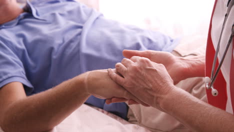 Female-doctor-consoling-to-a-senior-patient