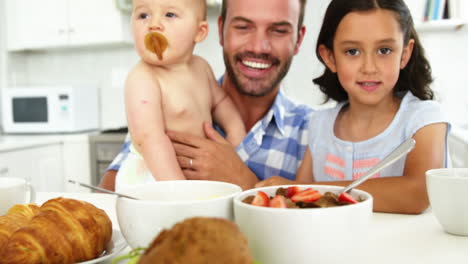 Glückliche-Familie-Beim-Gemeinsamen-Essen-