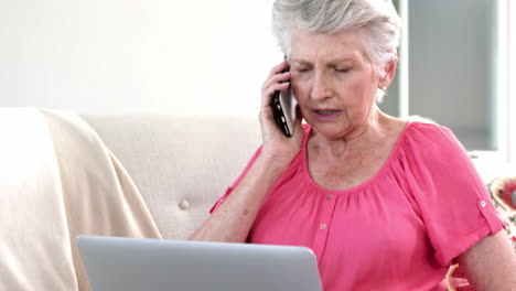 Anciana-Hablando-Por-Teléfono-Con-Su-Computadora