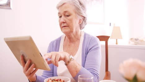 Ältere-Frau-Mit-Digitalem-Tablet-Beim-Frühstück