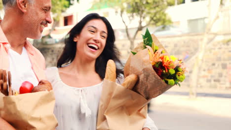 Pareja-Sonriente-Con-Bolsas-De-Supermercado