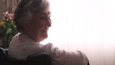 Mujer-Mayor-Sonriente-Sentada-En-Una-Silla-De-Ruedas