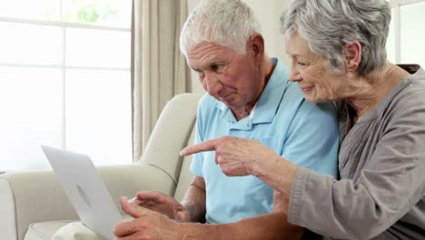 Pareja-Mayor-Usando-Laptop