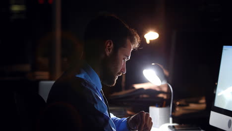 Businessman-using-computer-at-night