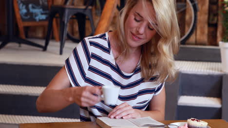 Mujer-Sonriente-Leyendo-Un-Libro