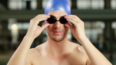 Hombre-En-Forma-Ajustando-Sus-Gafas