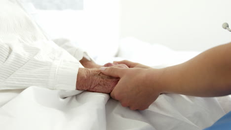 Nurse-holding-patient-hands