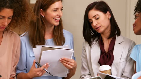 Geschäftsfrauen-Bei-Einer-Besprechung