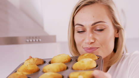 Blonde-Frau-Befriedigt-Ihre-Kuchen