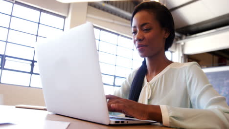 Mujer-De-Negocios-Usando-Tecnología-