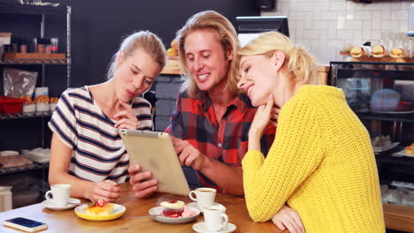 Lächelnde-Freunde,-Die-Auf-Einem-Tablet-Sitzen