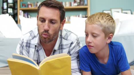 Un-Padre-Le-Está-Leyendo-Un-Libro-A-Su-Hijo