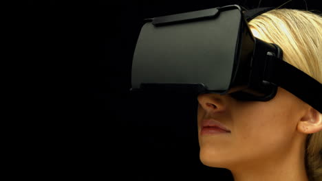 Frau-Benutzt-Oculus-Rift