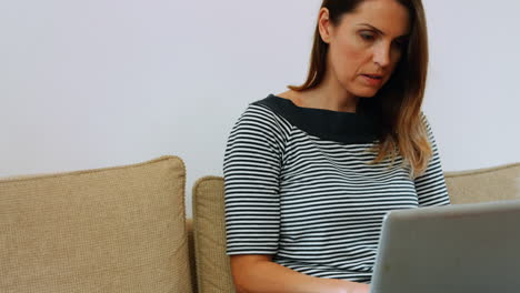 Frau-Benutzt-Laptop-Im-Wohnzimmer