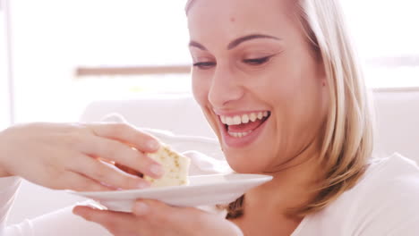 Primer-Plano-De-Una-Mujer-Sonriente-Comiendo-Un-Pastel