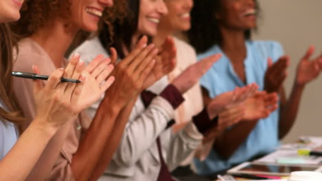 Mujeres-Sonrientes-Aplaudiendo