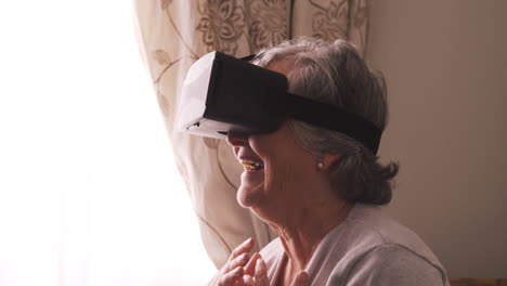 ältere-Frau-Mit-Virtual-Reality-Headset