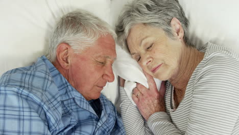 Pareja-Mayor-Durmiendo-En-La-Cama