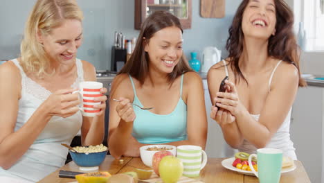 Amigos-Desayunando-En-La-Cocina