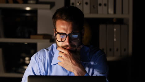 Businessman-using-laptop-at-night