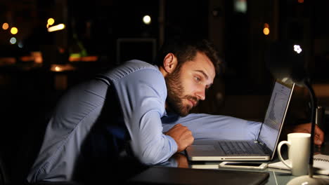 Hombre-De-Negocios-Cansado-Usando-Una-Computadora-Portátil-Por-La-Noche