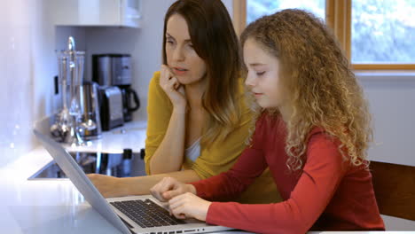 La-Mujer-Está-Enseñando-A-Usar-La-Computadora-A-Su-Hija.-