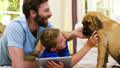Vater-Und-Sohn-Spielen-Mit-Einem-Hund