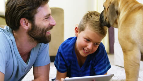 Vater-Und-Sohn-Spielen-Mit-Einem-Hund