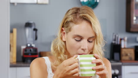 Blonde-Frau-Trinkt-Eine-Tasse-Kaffee