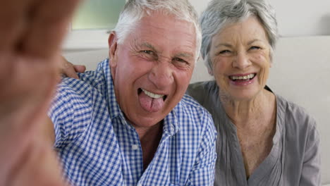 Old-couple-taking-selfie