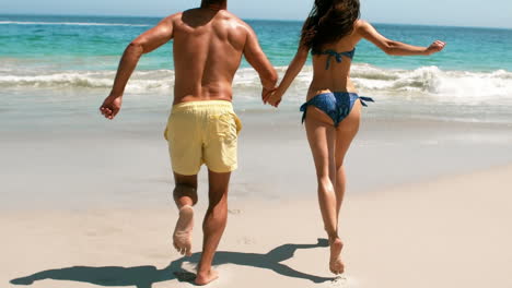 Couple-running-and-holding-hands