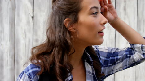 Mujer-Joven-Mirando-Hacia-Otro-Lado-Al-Aire-Libre