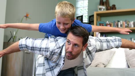 Un-Padre-Y-Su-Hijo-Jugando-Juntos