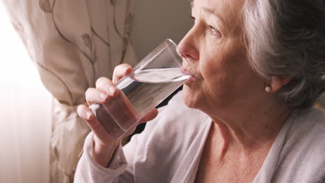 Mujer-Mayor-Enferma-Tomando-Pastillas-Con-Agua