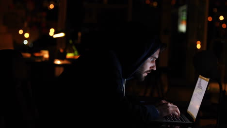 Hacker-Benutzt-Laptop-In-Der-Nacht